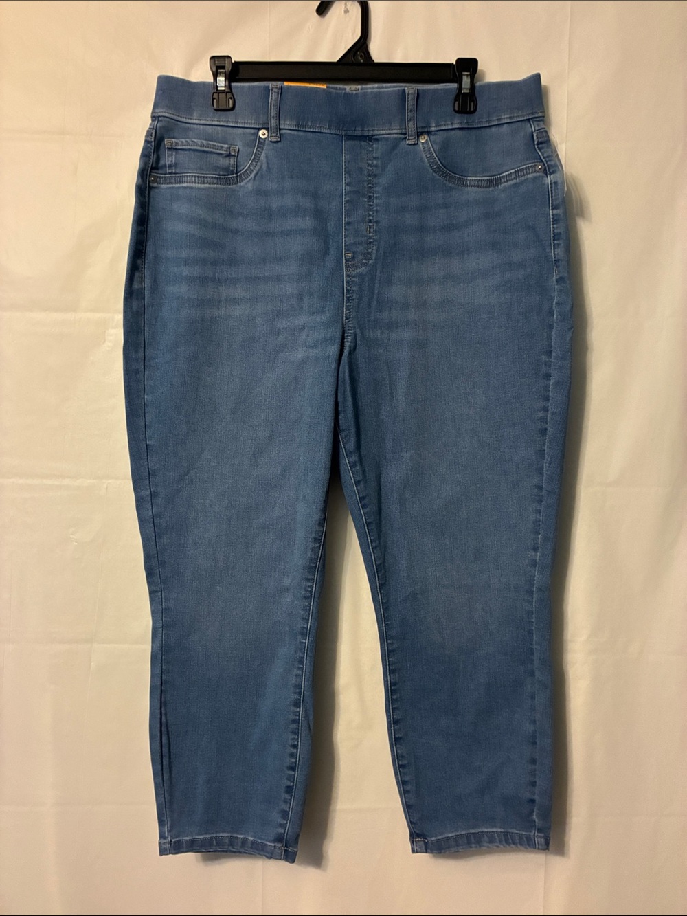 Time and Tru Stretch High-Rise Women's capris in Light Blue.
